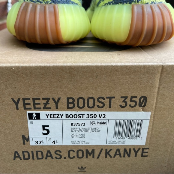 Yeezy boost 350 v2 main image 4